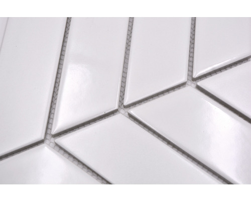 Detail bílých mozaikových dlaždic v podlouhlém kosočtvercovém tvaru