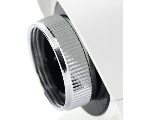 Detailní záběr vodovodní baterie s vroubkovaným otočným knoflíkem