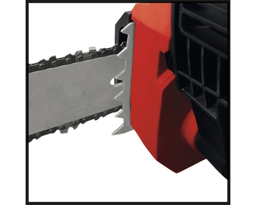 Detailní pohled na řetězovou pilu s ochranou řetězového kola