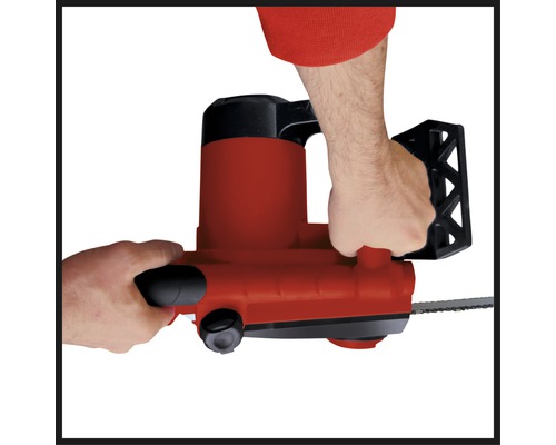 Obsluha drží červenou prořezávací pilu