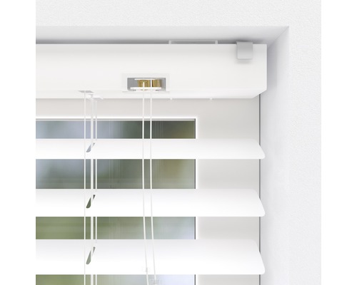 Detailní pohled na bílou žaluzii se stahovacími šňůrami