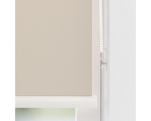 Detailní pohled na roletu s ovládacím řetízkem