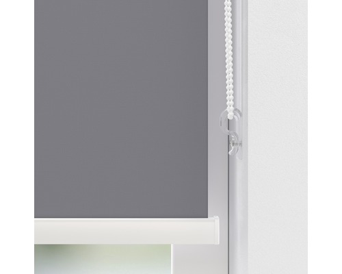 Šedá roleta s řetízkovým ovládáním u okna