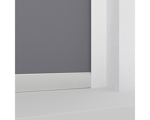 Detail podlahových lišt na šedé stěně