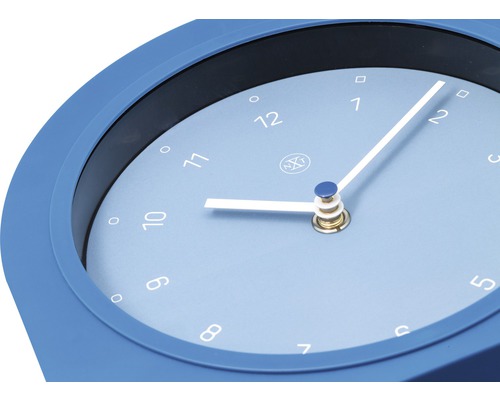 Modré nástěnné hodiny s kulatými značkami namísto číslic