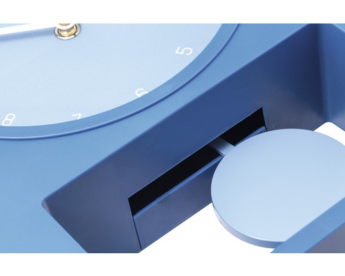 Detailní pohled na kyvadlové hodiny s ciferníkem