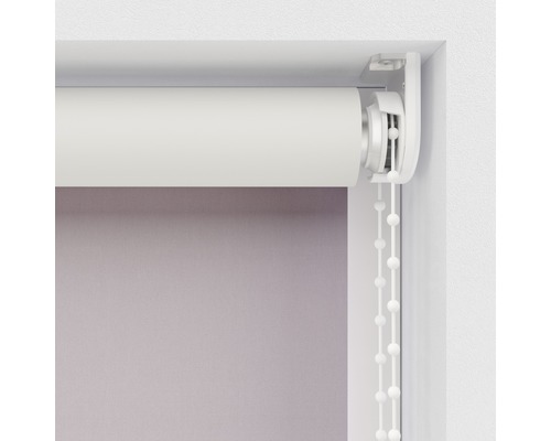 Detailní pohled na bílou roletu s ovládacím řetízkem pro dekoraci oken