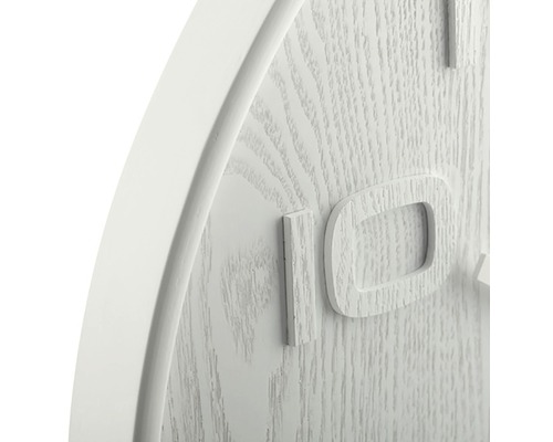 Detailní pohled na dřevěné nástěnné hodiny