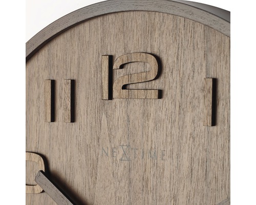 Detailní pohled na dřevěné hodiny Nextime s číslicemi