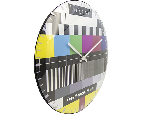 Logo Nextime. Kulaté nástěnné hodiny se vzorem testovacího obrazce a ukazatelem času.