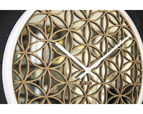 Nástěnné hodiny Nextime s dřevěným designem a bílým rámem