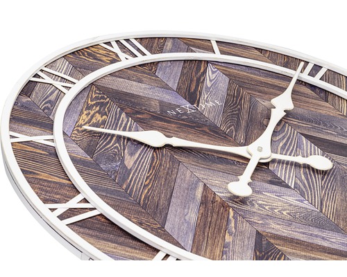 Nástěnné hodiny Nextime se vzhledem dřeva a římskými číslicemi