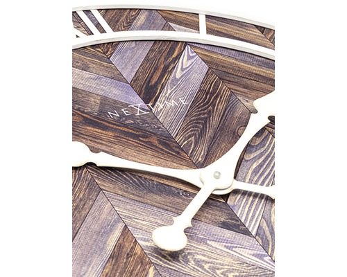 Detailní pohled na hodiny Nextime s dřevěným vzorem a ručičkami