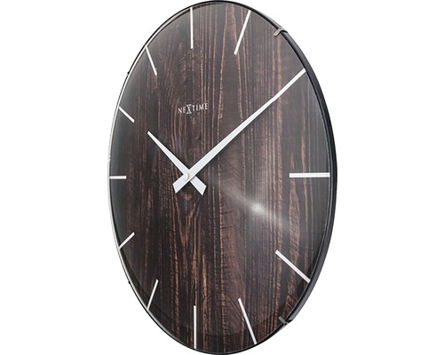 Nástěnné hodiny s designem dřeva a bílými ručičkami