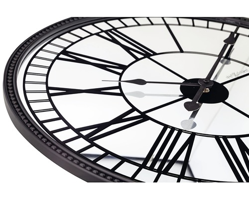 Nástěnné hodiny s římskými číslicemi a filigránovými ručičkami