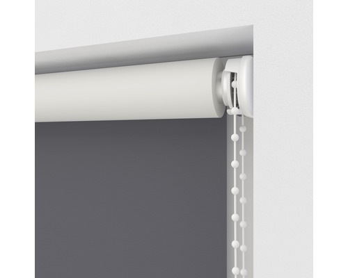 Šedá roleta s řetízkovým ovládáním na okně