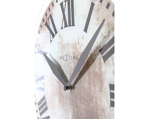 Detail nástěnných hodin s římskými číslicemi a logem Nextime.