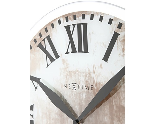 Detail nástěnných hodin s římskými číslicemi a logem Nextime