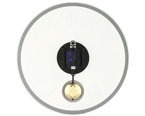 Pohled zezadu na kulaté nástěnné hodiny s kyvadlem