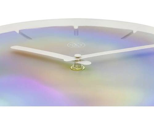 Detailní pohled na nástěnné hodiny s hodinovou, minutovou a sekundovou ručičkou