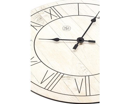 Nástěnné hodiny s římskými číslicemi a ručičkami