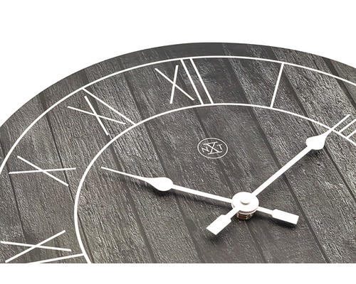 Detailní pohled na nástěnné hodiny s římskými číslicemi a dřevěnou strukturou