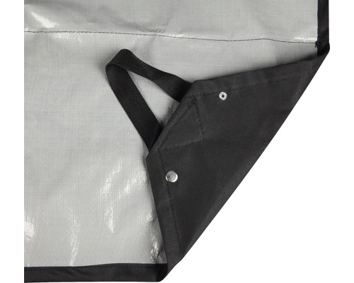 Detailní pohled na krycí plachtu s oky a poutkem