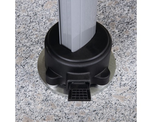 Detailní pohled na stojan slunečníku s otevíracím mechanismem.