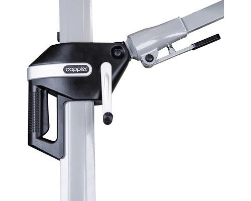 Detail slunečníku s klikovým mechanismem a logem Doppler.