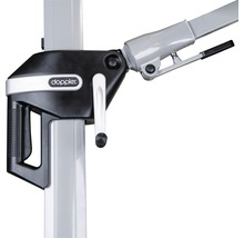 Detailní záběr slunečníku s klikovým mechanismem a logem Doppler.