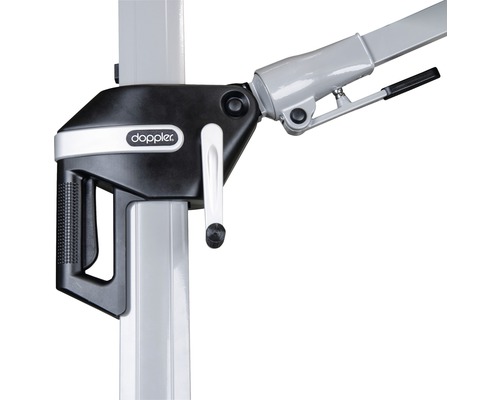 Detailní záběr slunečníku s klikovým mechanismem a logem Doppler.