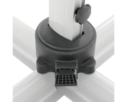 Detailní záběr stojanu na slunečník s aretačním šroubem a nožním pedálem