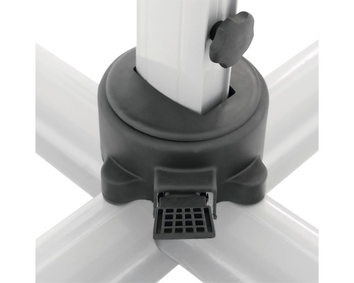 Detailní pohled na stojan slunečníku s aretačním šroubem a nožní pákou