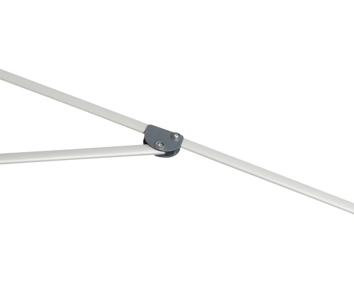 Detailní záběr spojovacího kusu se šrouby na markýze