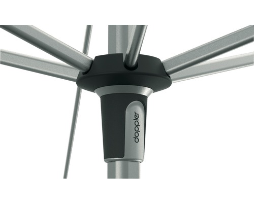 Detailní záběr stožáru slunečníku s logem Doppler