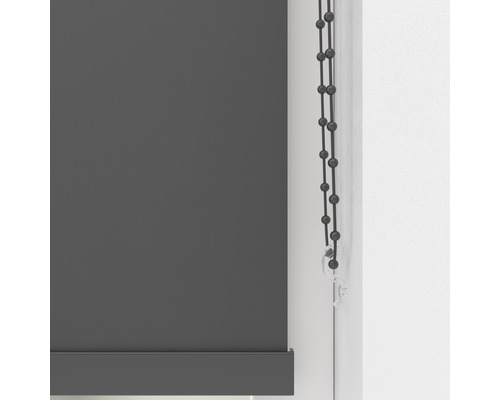 Šedá roleta s řetízkovým ovládáním u okna