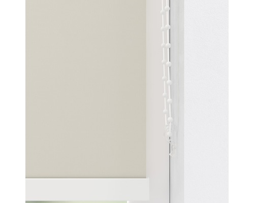 Detailní pohled na okenní roletu s řetízkovým ovládáním.