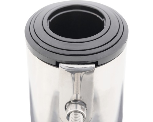 Detailní záběr pouzdra nerezové vodovodní baterie s černým plastovým nástavcem