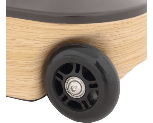 Detailní pohled na autíčko s dřevěnou karoserií a černým kolečkem