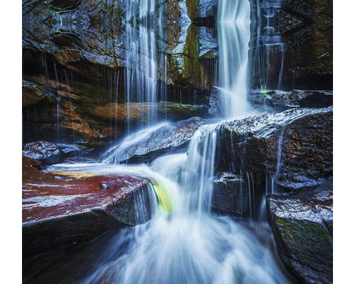 Vodopád tekoucí přes skály