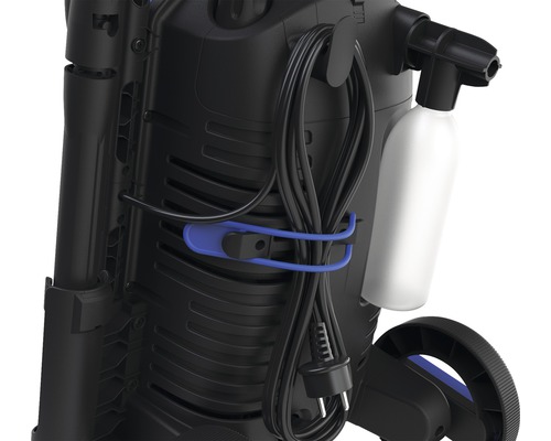 Zadní pohled na tlakovou myčku s napájecím kabelem a čisticí lahví