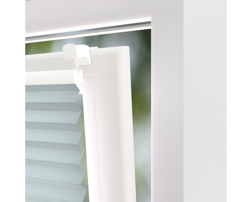 Detail skládané žaluzie na okně