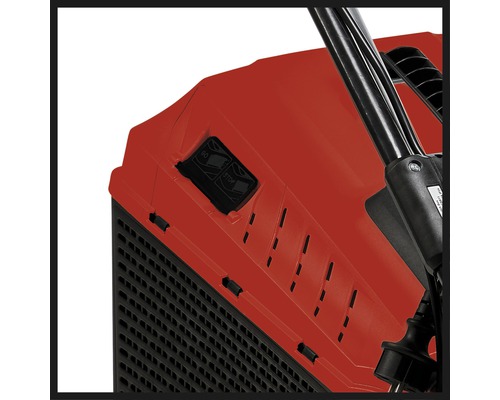 Detailní pohled na sekačku na trávu s tlačítkem start a stop