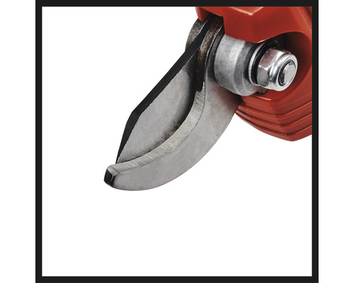 Detailní záběr čepele zahradnických nůžek.