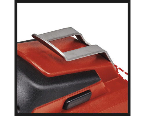 Detailní pohled na nástroj s kovovou sponou