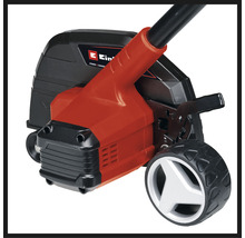 Detailní pohled na provzdušňovač trávníku s koly