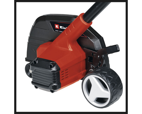 Detailní pohled na provzdušňovač trávníku s koly