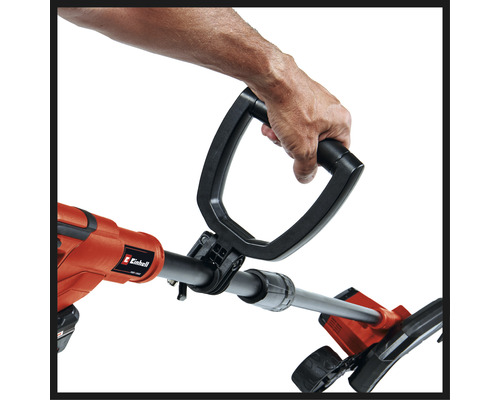 Detailní záběr vyžínače trávy s rukou na rukojeti