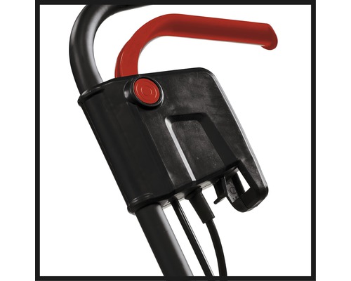 Detailní záběr sekačky na trávu s ovládacími prvky na rukojeti