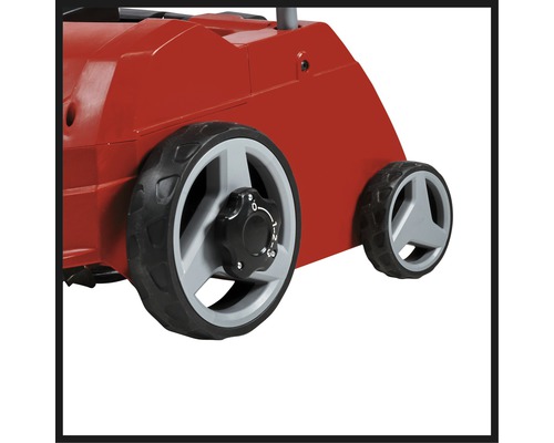 Detailní pohled na provzdušňovač trávníku s kolečky a nastavením hloubky